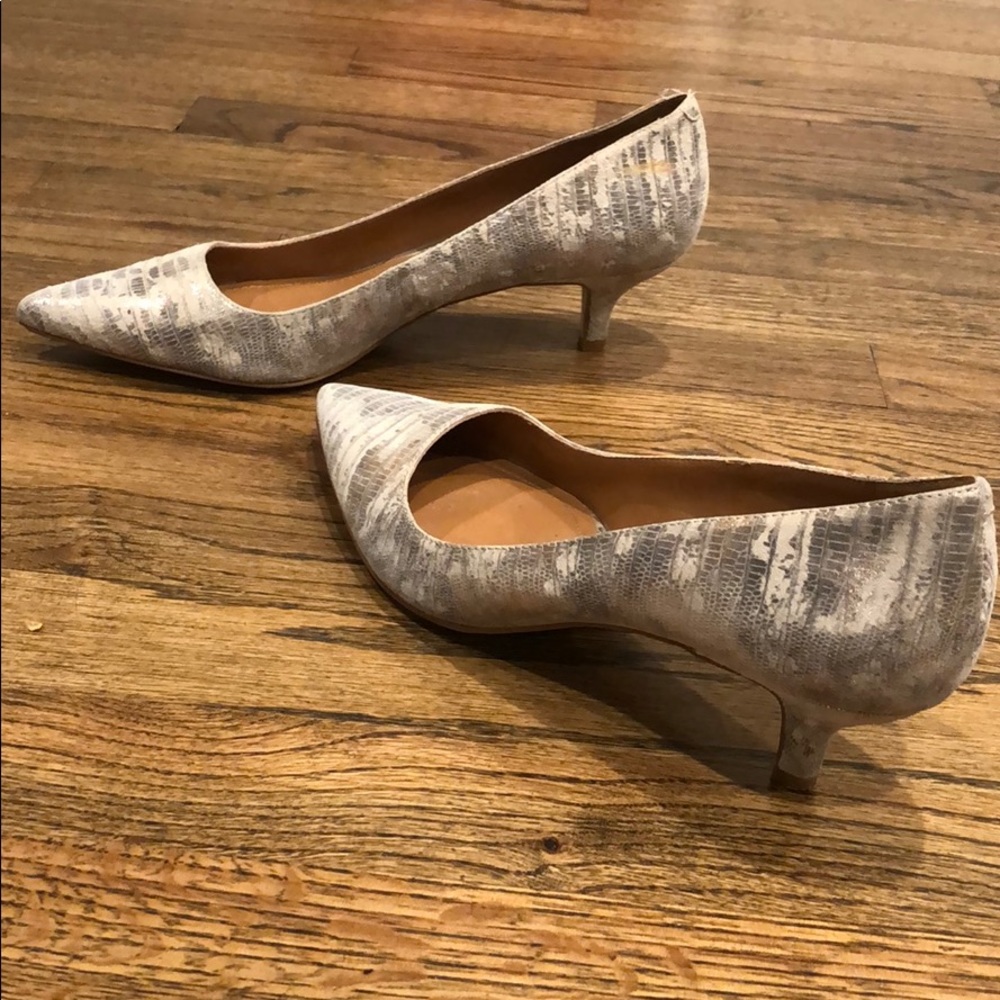 Trendy BCBG metallic faux print kitten heels EUC